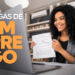 Mulher sorridente segura contrato em reunião online em escritório moderno com prateleiras de livros
