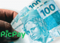 Imagem de notas de R$ 100 com o logo do PicPay, representando o acordo entre PicPay e INSS para devolução de valores cobrados indevidamente.