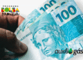 Imagem destacando os pagamentos do Bolsa Família e Auxílio Gás, com notas de 100 reais e logotipo dos programas de auxílio.