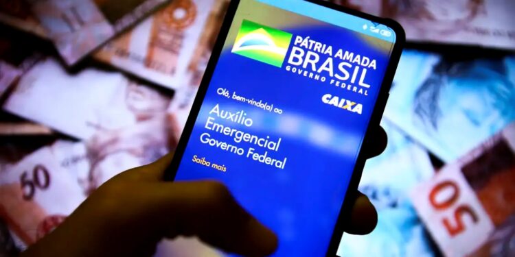 Tela do celular mostrando informações sobre o Auxílio Emergencial do Governo Federal.
