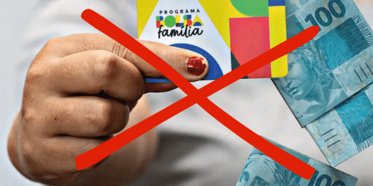 Cartão do Bolsa Família com dinheiro sendo barrado, representando cancelamentos após novo sistema de desligamento em cinco meses