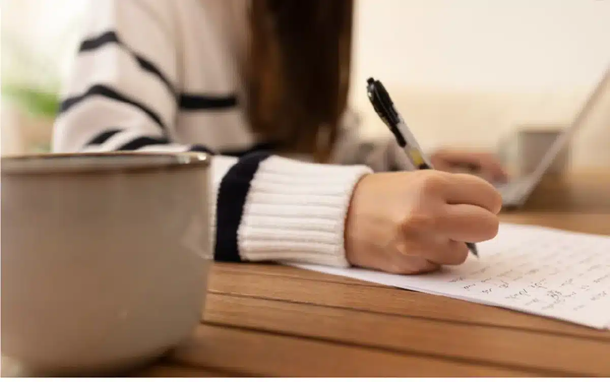 Provas do Concurso Avaliarão Candidatos às Vagas Candidato preenchendo prova de concurso público municipal com vagas remuneradas