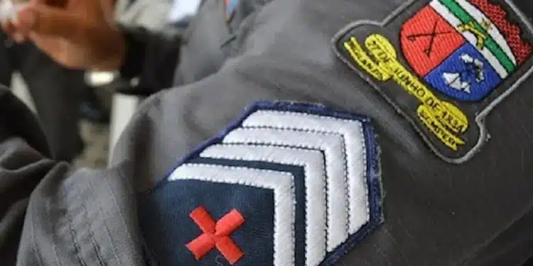 Emblema da Polícia Militar do Rio Grande do Norte mostrando a insígnia de sargento e detalhes do uniforme com o brasão do estado.