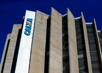 Fachada moderna do edifício da Caixa Econômica Federal com estrutura de concreto e logotipo azul contra céu azul