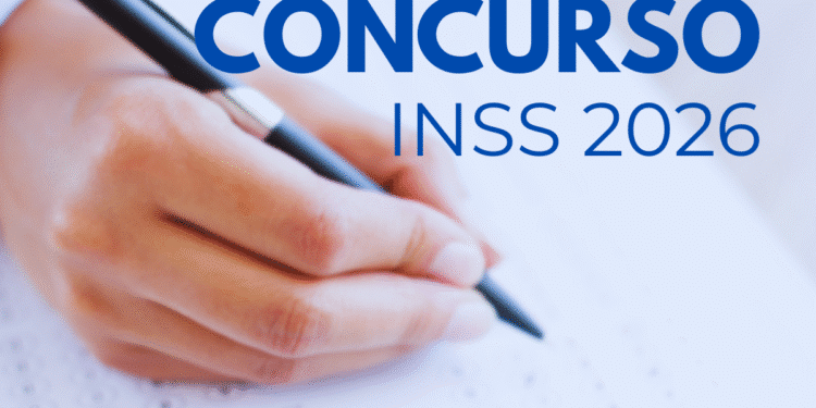 Mão segurando caneta preenchendo prova de concurso do INSS 2026 em folha de respostas