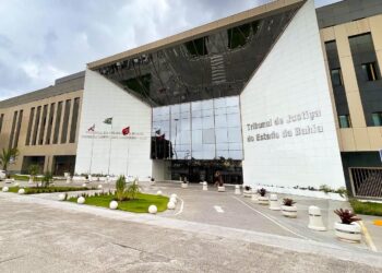 Fachada do Tribunal de Justiça do Estado da Bahia com área externa, jardins e sinalização de acessibilidade