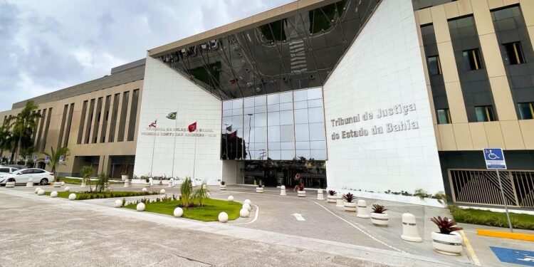 Fachada do Tribunal de Justiça do Estado da Bahia com área externa, jardins e sinalização de acessibilidade