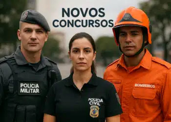 Três profissionais de segurança pública, policial militar, policial civil e bombeiro, posam juntos sob o texto 'Novos Concursos'