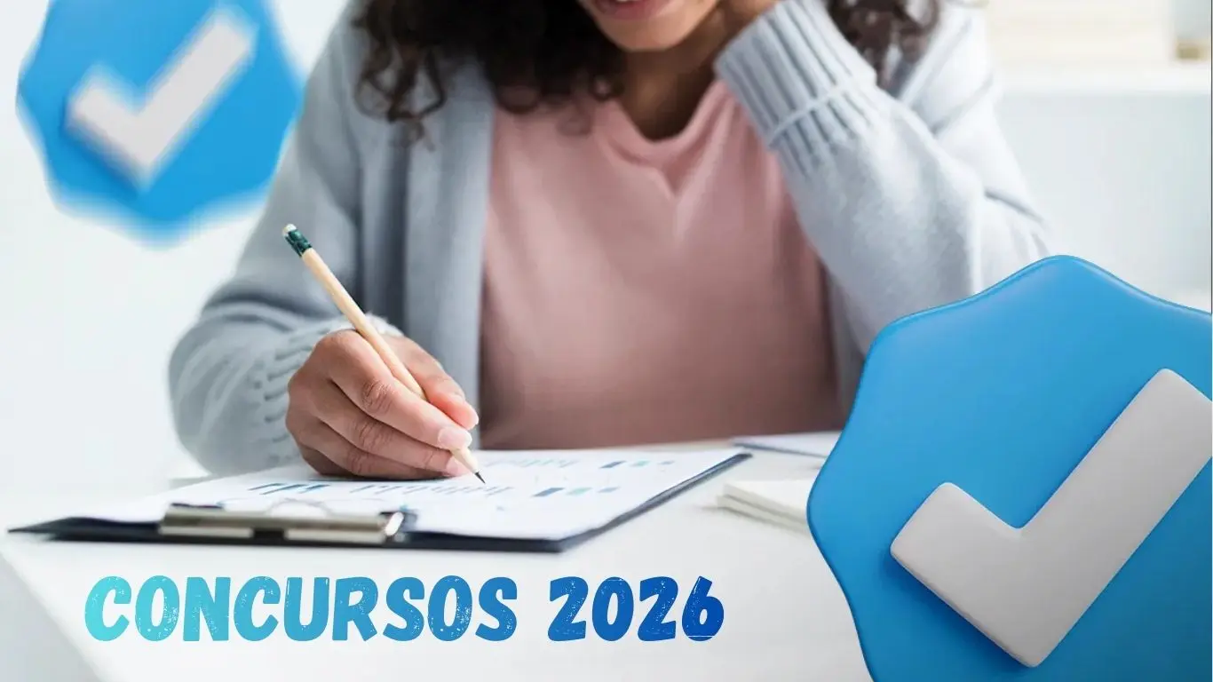 Pessoa escrevendo em uma folha com gráficos e símbolos de check, representando a preparação para concursos públicos de 2026.