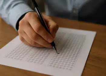 Pessoa preenchendo cartão-resposta de prova