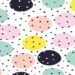 Desafio visual com um fundo branco com bolinhas coloridas grandes em verde, rosa, amarelo e preto, todas com pequenos pontos pretos.