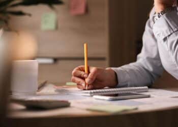 Candidato estudando para provas do Cebraspe com foco em raciocínio lógico e interpretação de questões.