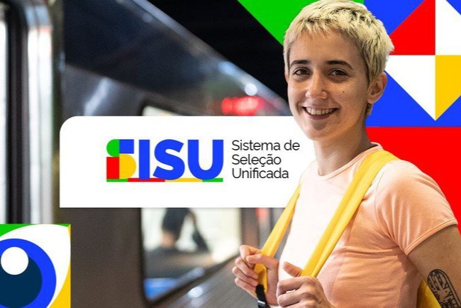Jovem sorridente com mochilas amarelas próximo ao logo do Sistema de Seleção Unificada SiSU