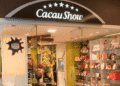 Fachada da loja Cacau Show com destaque para chocolates e decoração interna