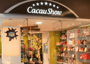 Fachada da loja Cacau Show com destaque para chocolates e decoração interna
