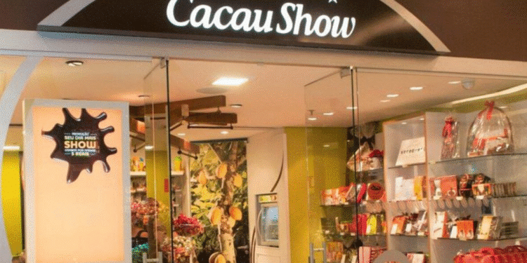 Fachada da loja Cacau Show com destaque para chocolates e decoração interna
