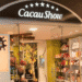 Fachada da loja Cacau Show com destaque para chocolates e decoração interna