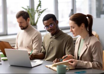 Profissionais discutindo projetos de lei sobre jornada de trabalho de 40 horas semanais.