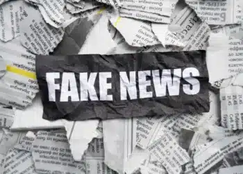 Alerta visual sobre fake news relacionadas à Receita Federal e suposto rastreamento de localização para taxar bicos.