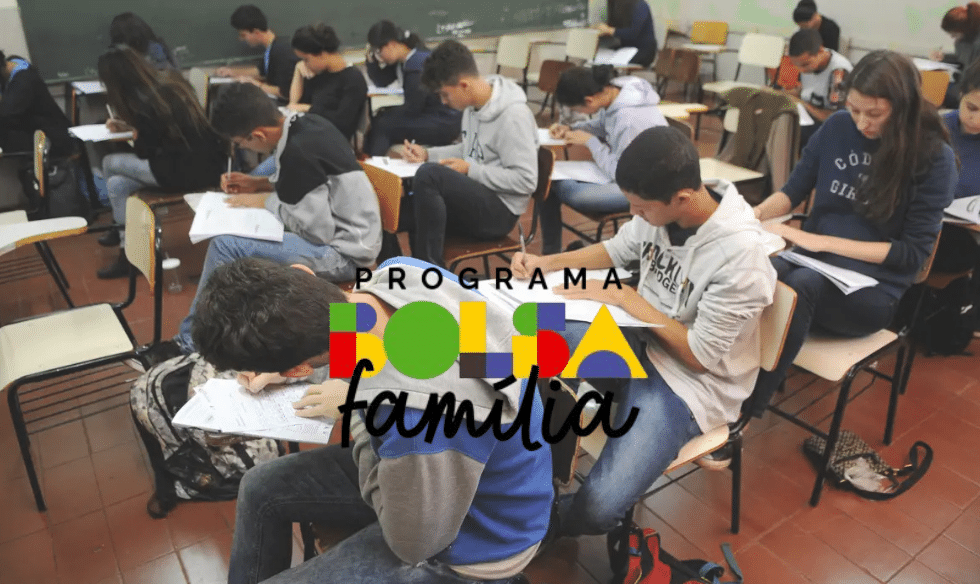 Grupo de estudantes realizando atividades em sala de aula durante processo de acompanhamento da frequência escolar.