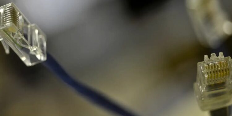 Cabos de rede destacados simbolizando o bloqueio de serviços ilegais de TV e aplicativos piratas.