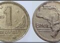 Frente e verso de uma moeda de 1 Cruzeiro de 1949, destacando o mapa do Brasil e o valor de face.
