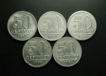 Tabela de catálogo numismático listando moedas raras (50 Centavos) e seus respectivos valores de venda (R$ 250 a R$ 2.200) conforme o estado de conservação e o erro de cunhagem.