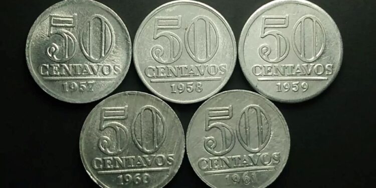 Verso de uma moeda de 5 Centavos de 1999, destacando a data e o valor, sendo um exemplar propenso a apresentar erros de cunhagem raros.