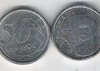 Frente e verso de uma moeda de 50 centavos de 2012, mostrando a efígie do Barão do Rio Branco e o valor facial com elementos de fundo em relevo.