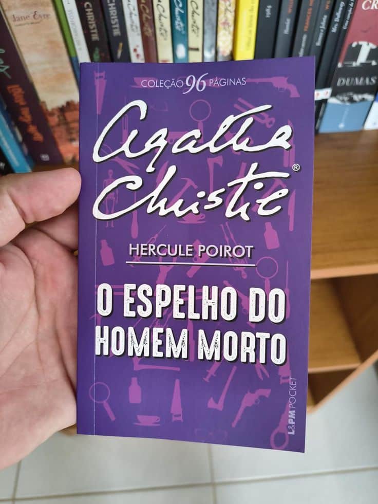 Capa do livro ‘O Espelho do Homem Morto’, de Agatha Christie, com um design simples e direto, ideal para quem busca uma leitura rápida e intrigante.