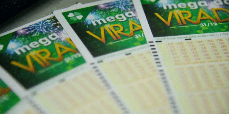 Vários bilhetes da Mega da Virada com logo e números para aposta.