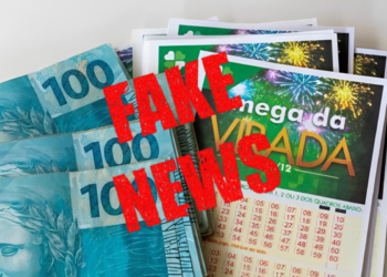 Notas de dinheiro e bilhetes da Mega da Virada com selo vermelho Fake News sobre prêmio