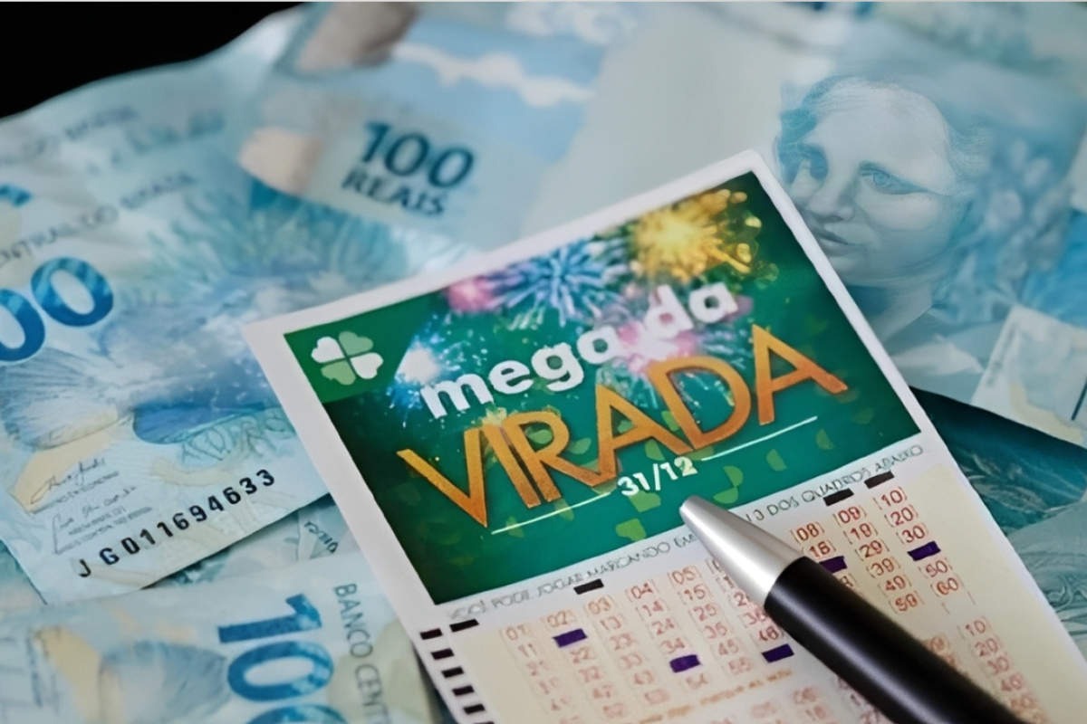 Mega da Virada 2025 Bilhete da Mega da Virada sobre várias cédulas brasileiras de 100 reais e caneta preta