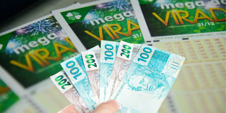 Pessoa preenchendo bilhete da Mega da Virada para sorteio chegando em 31 de dezembro.