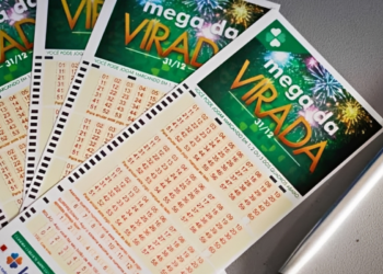 Vários bilhetes da Mega da Virada 31/12 com números selecionados e design verde com fogos de artifício