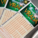 Vários bilhetes da Mega da Virada 31/12 com números selecionados e design verde com fogos de artifício