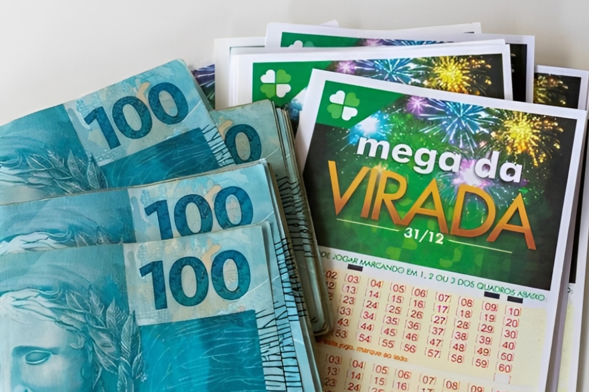Mega da Virada 2025 Dinheiro em notas de cem reais ao lado de bilhetes da Mega da Virada