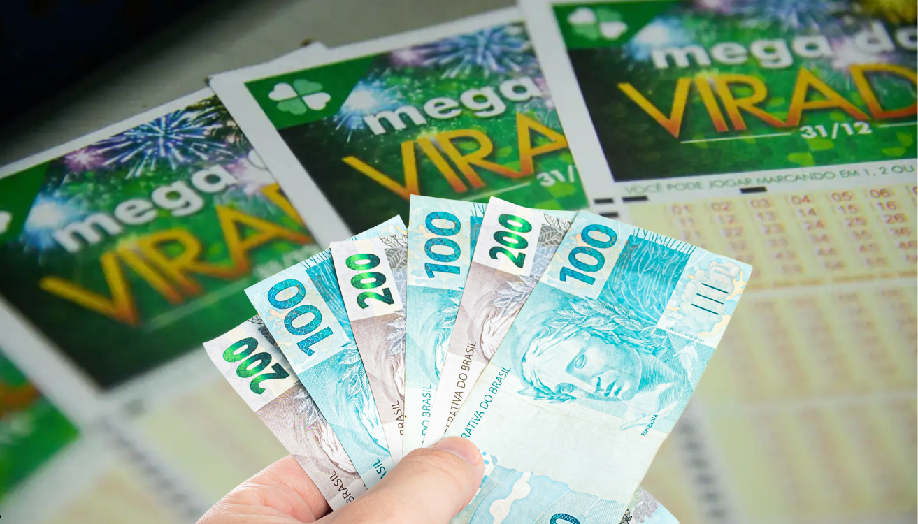 Mega da virada 2025 Mão segurando cédulas de 100 e 200 reais sobre bilhetes da Mega da Virada em fundo desfocado.