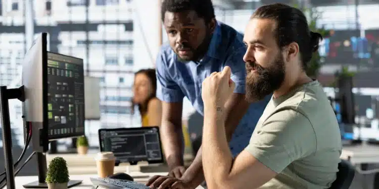 Profissionais em ambiente de trabalho colaborativo, discutindo tendências e futuro do mercado de trabalho até 2030.