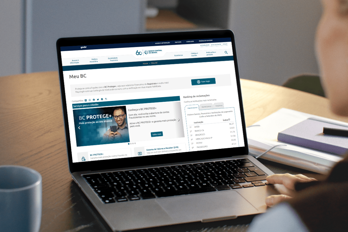 Tela de notebook mostrando o site Meu BC do Banco Central do Brasil com informações sobre BC Protege+ e ranking de reclamações