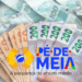 Estudante segurando notas de real que representam o pagamento de R$ 1.050 do programa Pé-de-Meia