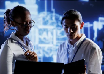 Profissionais analisam dados e tendências sobre profissões que podem desaparecer até 2026.