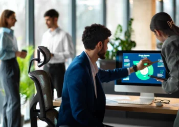 Profissionais analisam dados estratégicos em ambiente corporativo moderno.