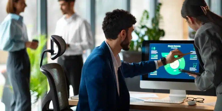 Profissionais analisam dados estratégicos em ambiente corporativo moderno.