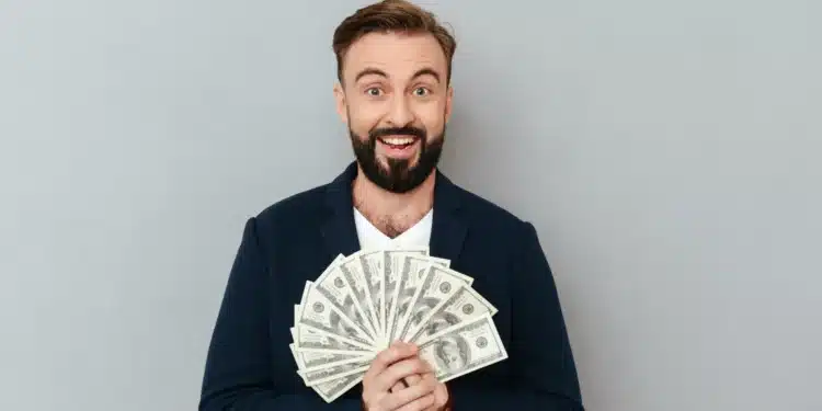 Homem sorrindo segurando notas de dólar, simbolizando grandes ganhos financeiros em profissões bem remuneradas.