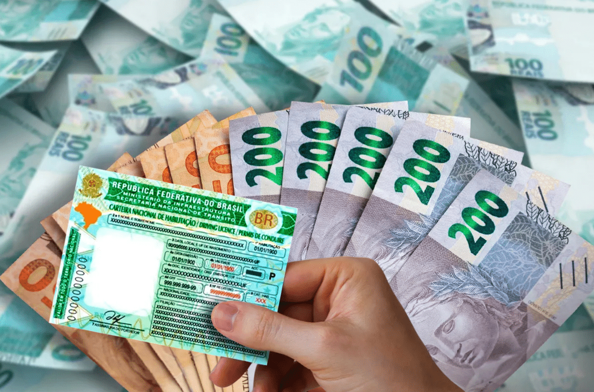 Imagem de uma CNH e cédulas de dinheiro em nota de 200 e 100 reais, representando o direito ao reembolso de valores pagos antecipadamente pelas autoescolas.