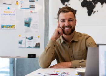 Estudante universitário em um ambiente moderno de biblioteca digital, com hologramas projetados de gráficos financeiros e ícones de tecnologia, representando profissões do futuro.