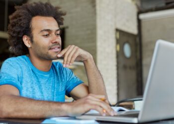 Usuário utilizando notebook para ativar o modo explicativo do ChatGPT e esclarecer dúvidas online