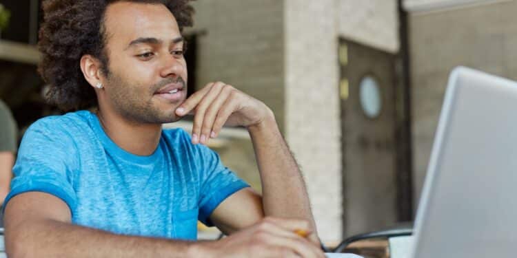 Usuário utilizando notebook para ativar o modo explicativo do ChatGPT e esclarecer dúvidas online