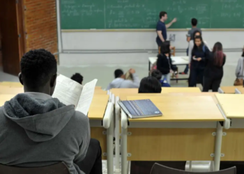 Estudantes universitários em sala de aula aguardando resultado do Sisu 2026.